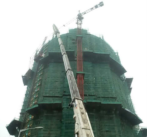 城厢吊车在工地上作业